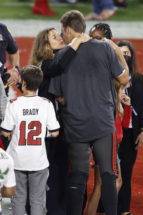 La modelo Gisele Bundchen felicita a su marido, Tom Brady.