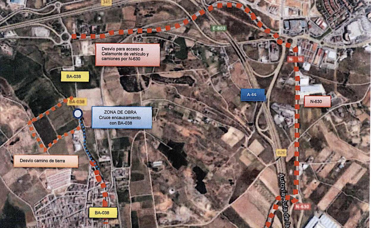 Zona de obra, en azul, y desvío para acceder a Calamonte, en rojo