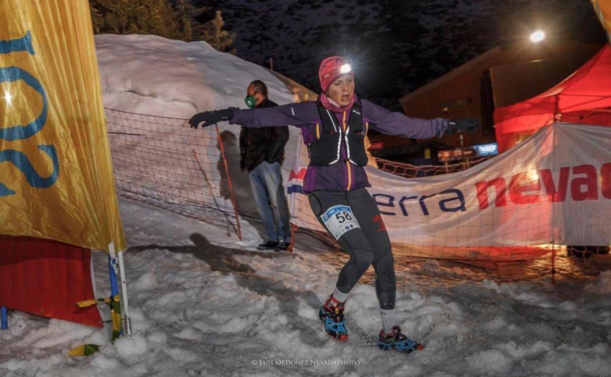 Eva Santiago en plena acción durante la prueba del Campeonato de España de Snow Running en Sierra Nevada. 