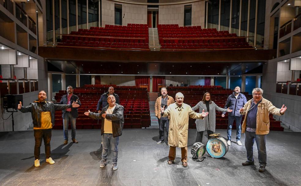 En el escenario. De izquierda a derecha en primera fila: José María Regaña, Chiqui Mendoza, Paco 'el Cerillo' y 'Manolón'. En la segunda fila, Antonio y Abel Sansinena, Juan Carlos González, Tamara Pulido y Raúl Cantero. 