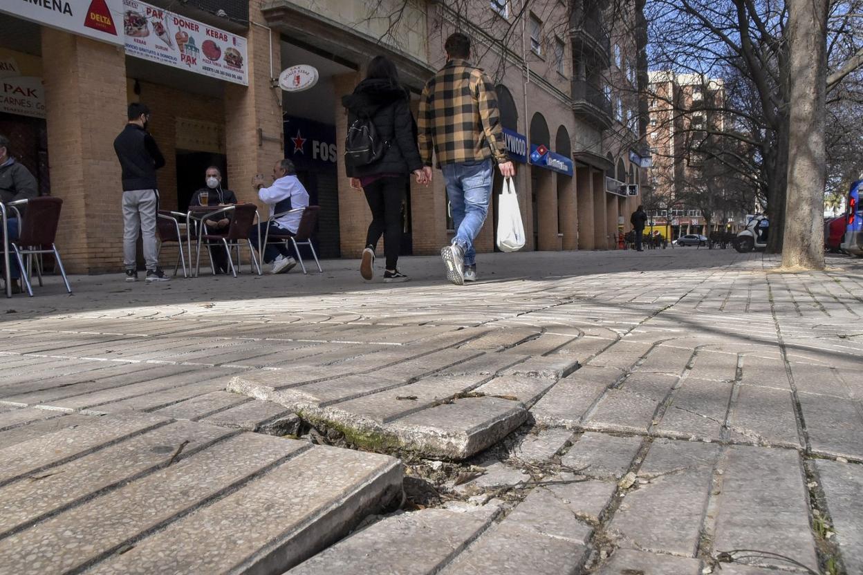 Baldosas en mal estado en el tramo más deteriorado. 
