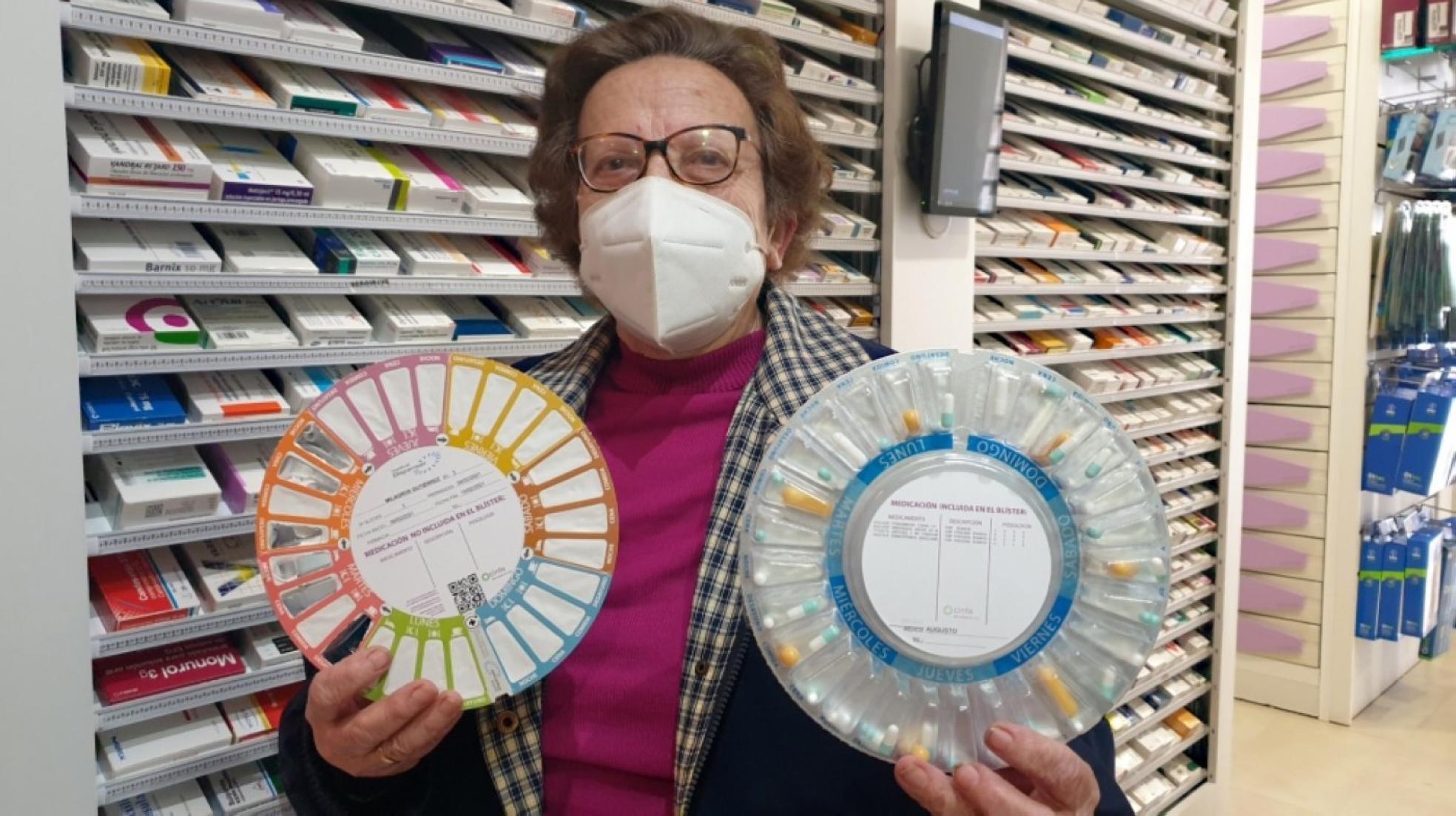 tSemanal. Milagros enseña el pastillero que le da seguridad. 