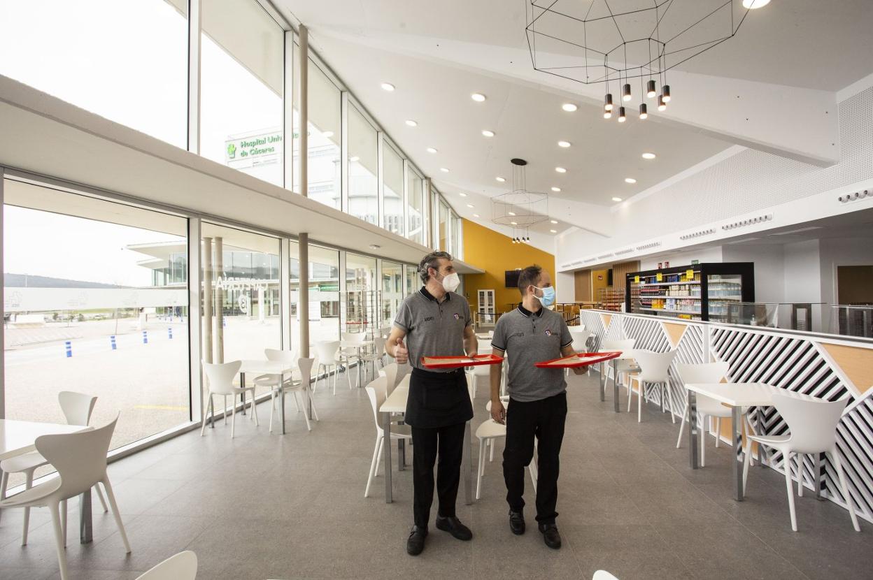 Aspecto del interior de la cafetería del Hospital Universitario que abrió ayer al público. 