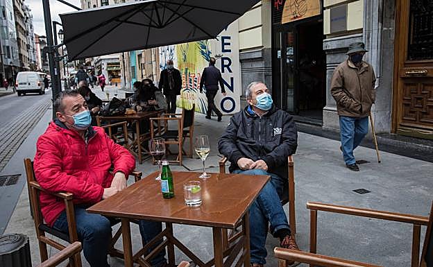 Clientes en la terraza de un bar de Bilbao tras la reapertura de la hostelería.