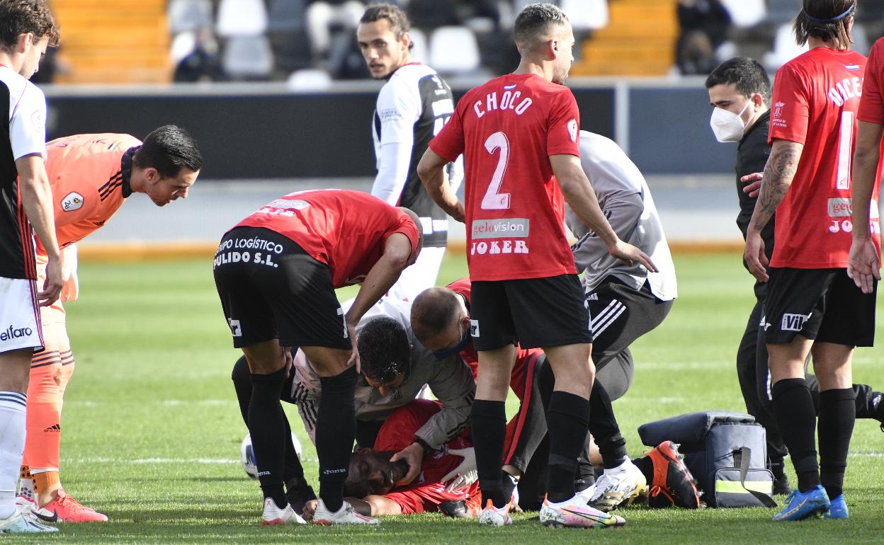 Fernando Estévez atiende al jugador Adighibe. 