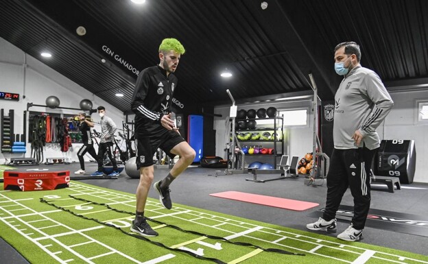 Isi Ros durante un ejercicio en el gimnasio supervisado por Sergio Romero y con Andrés Santos y Tomás Sánchez al fondo. 