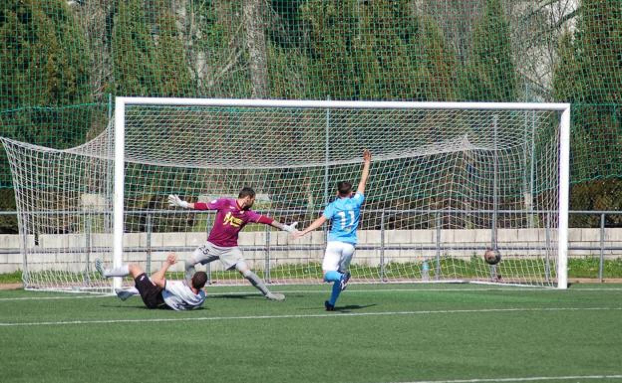 Sergio Noche anotó de esta forma el 2-0 para el Plasencia. 
