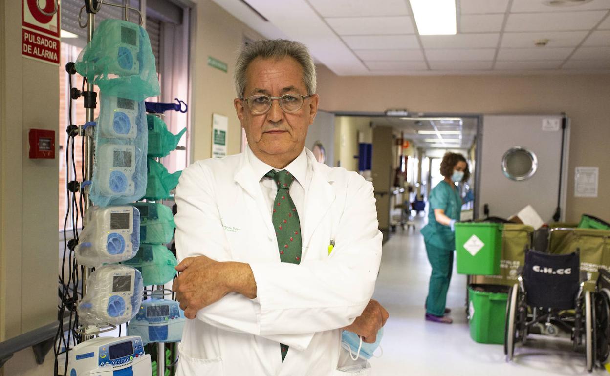 Carlos Martín lleva más de tres décadas como médico en Cáceres. 