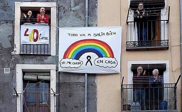 Vecinos salen a sus balcones a aplaudir a los sanitarios.