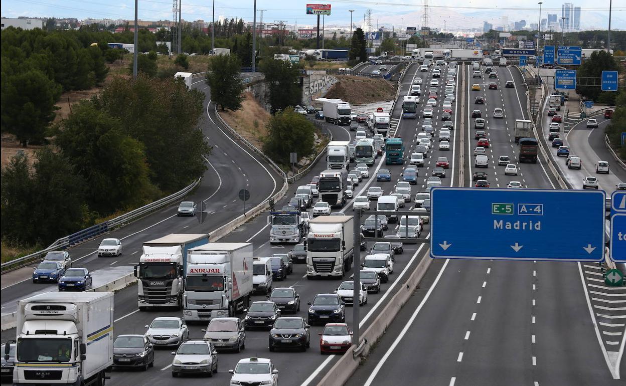 Una carretera de salida de Madrid en una de las últimas 'operación salida'. 