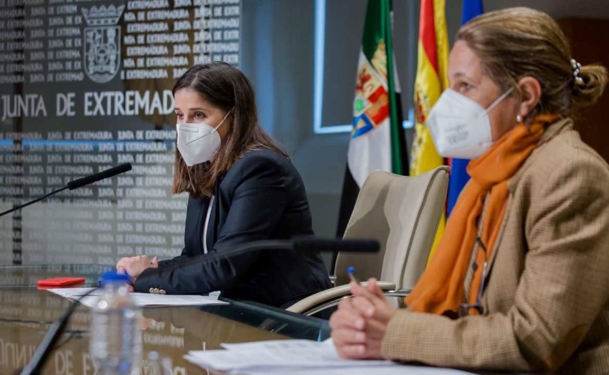 La portavoz del Ejecutivo regional, Isabel Gil Rosñia, y la vicepresidenta y consejera de Hacienda, Pilar Blanc-Morales, en la rueda de prensa tras el Consejo de Gobierno. 