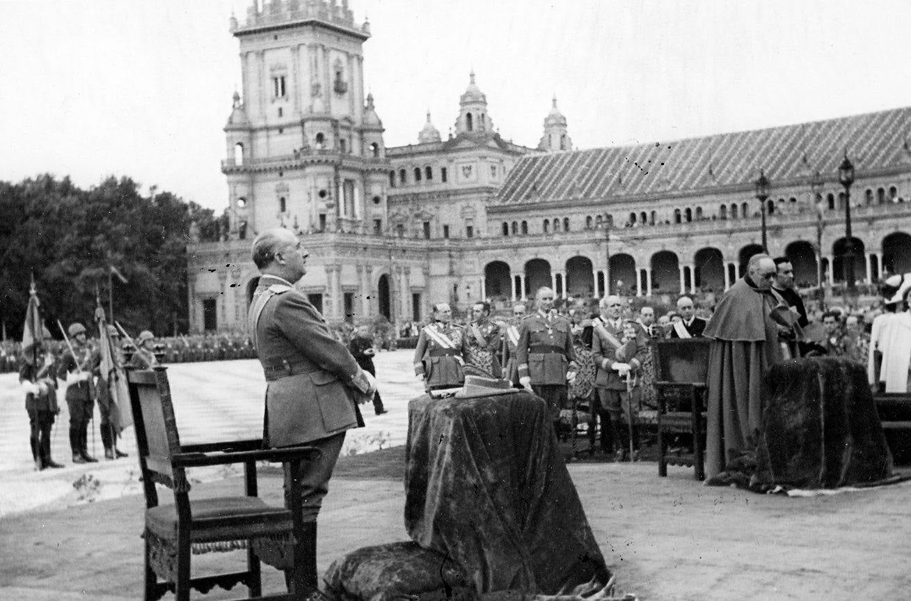 Fotos: Libros de Santiago Segura con su versión del golpe de Estado de hace 40 años.