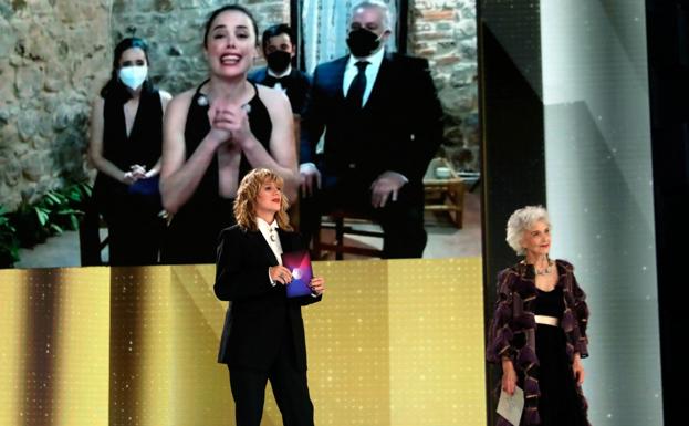 Main image - Above, Patricia López Arnaiz receives the Goya for best actress from Emma Suárez and Marisa Paredes.  Below, José Coronado presents the award for best leading actor to Mario Casas;  Alberto San Juan receives the award for best supporting actor for 'Sentimental'.