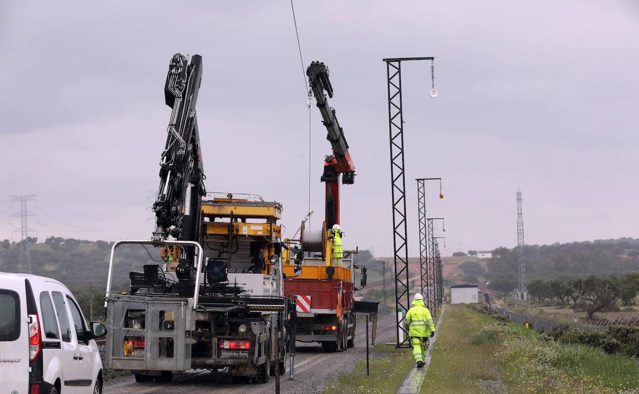 Trabajos de electrificación de la línea de alta velocidad entre Plasencia y Badajoz.