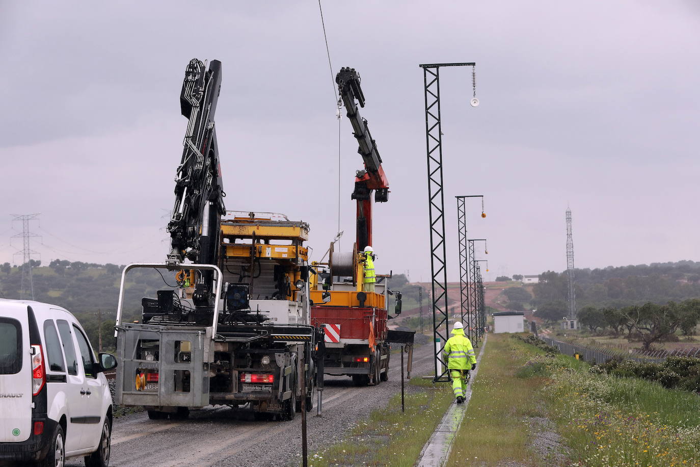 Trabajos de electrificación de la línea de alta velocidad entre Plasencia y Badajoz. 