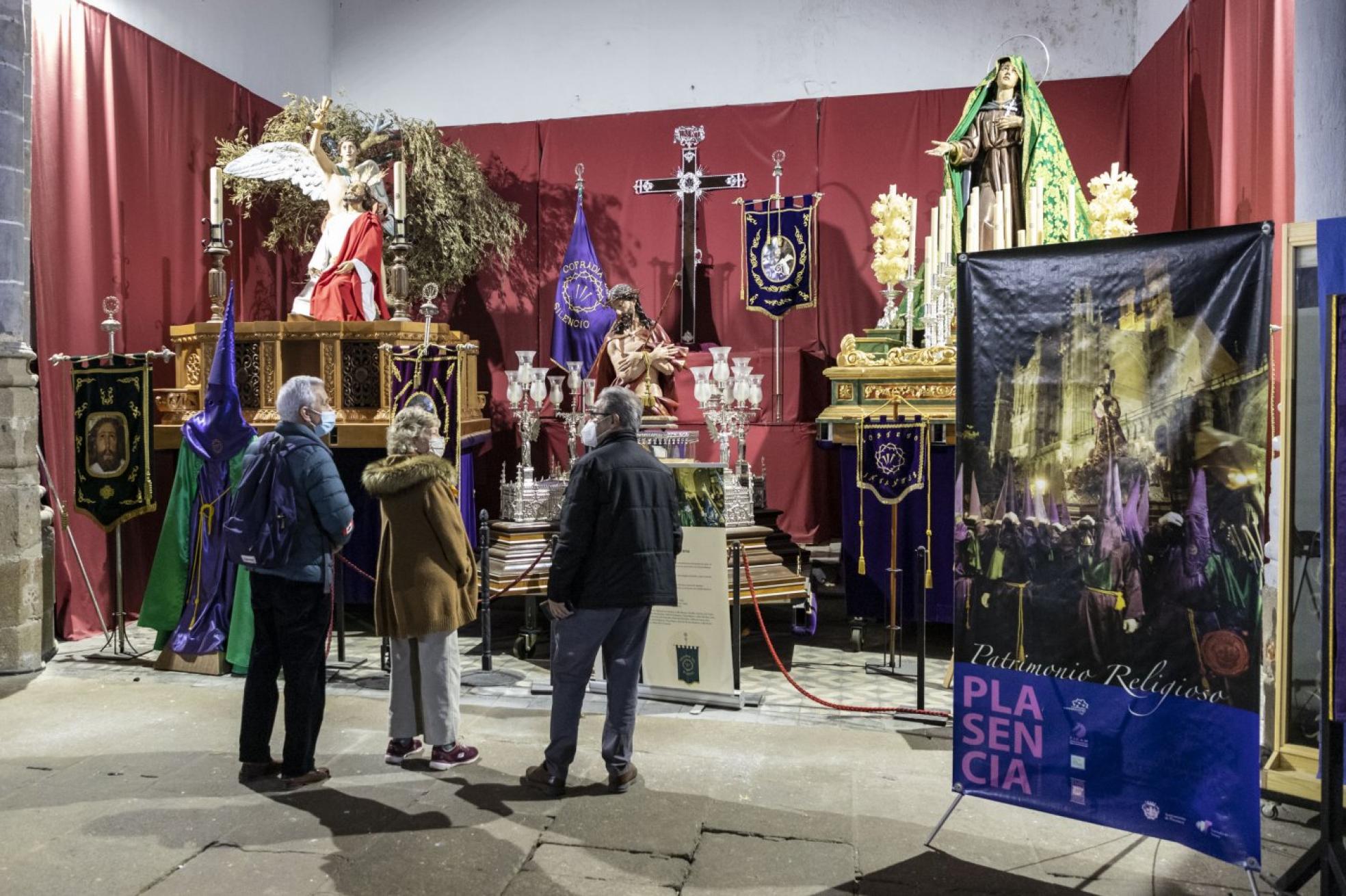 El templo cofrade acoge una treintena de pasos de las diferentes hermandades. 