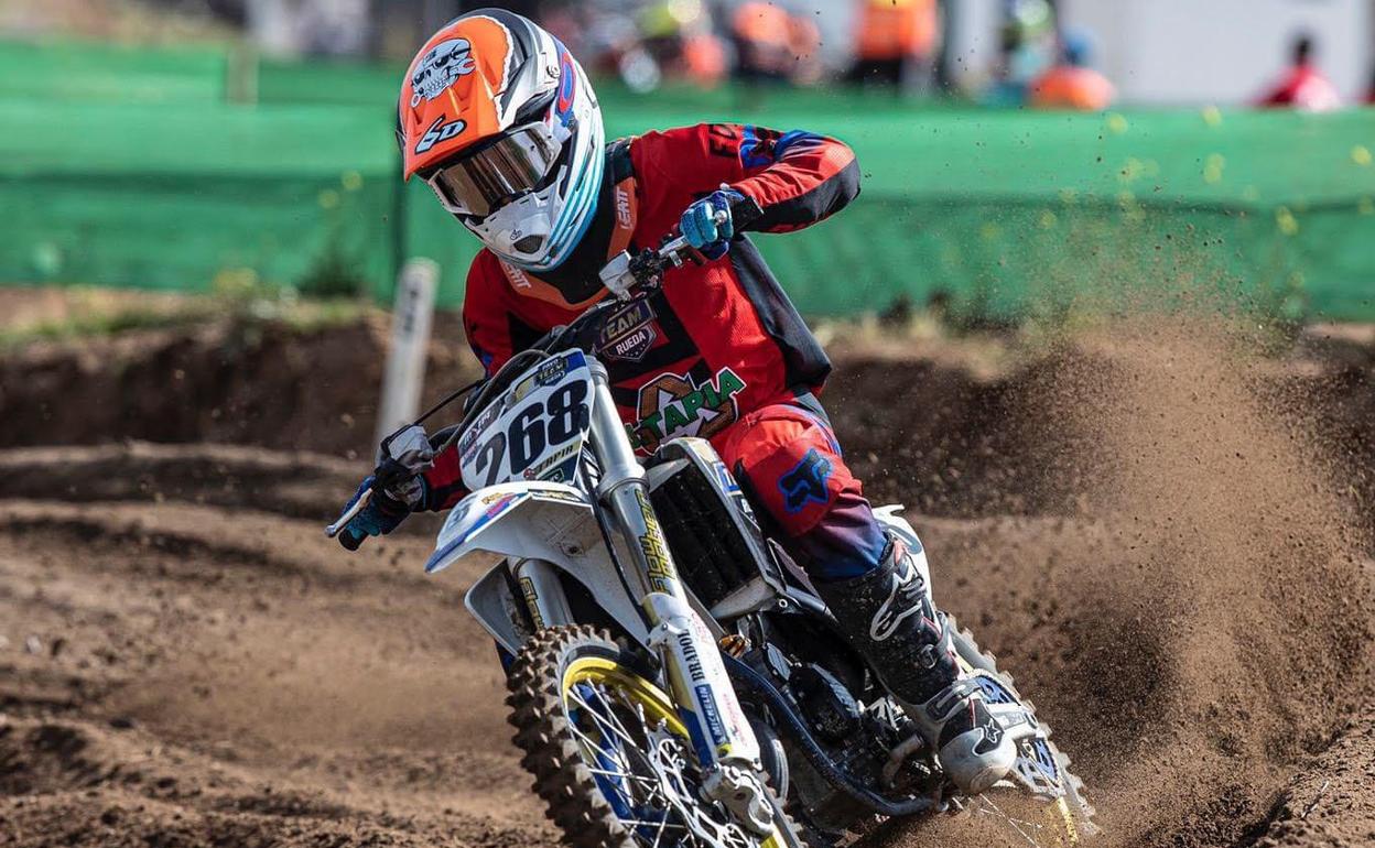 Samuel Tapia, piloto de motocross, en plena acción. 