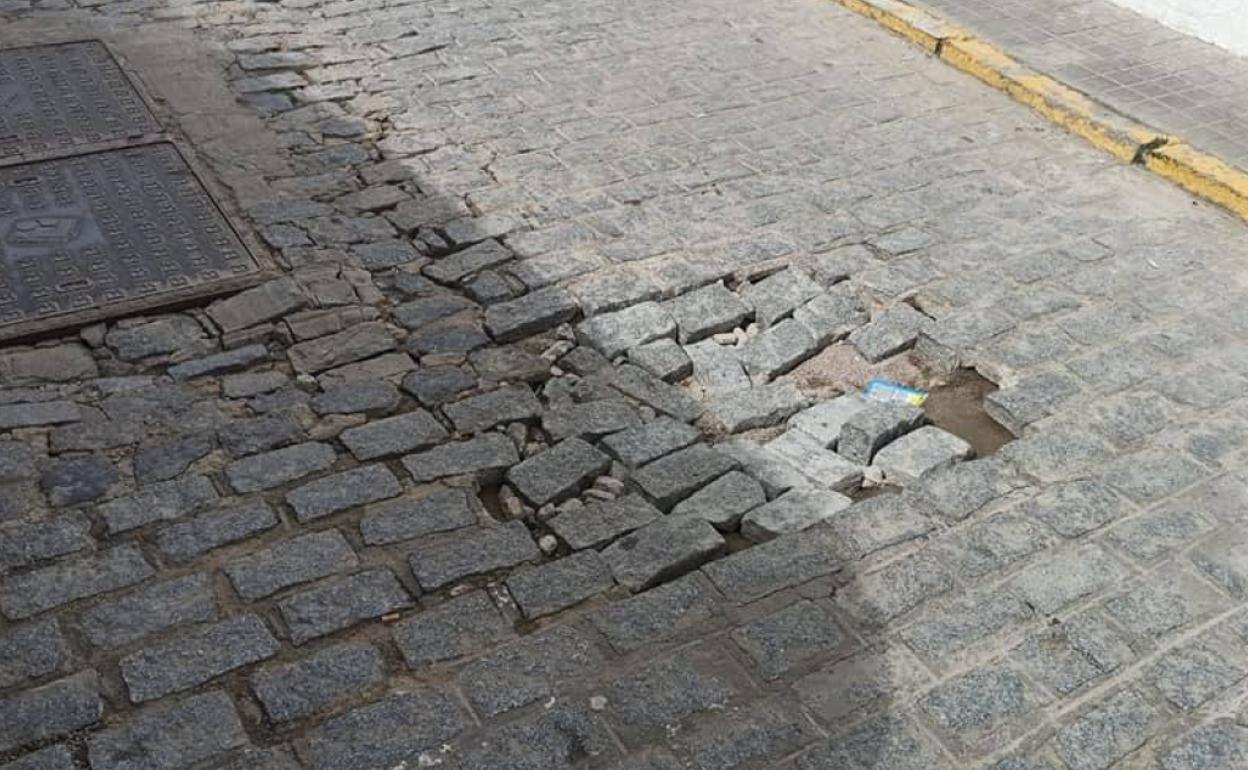 Uno de los baches que denuncian desde el Partido Socialista en Fregenal
