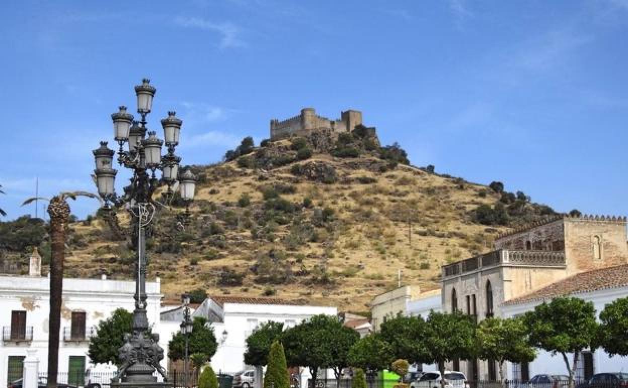 Vista de Burguillos del Cerro, con su castillo de fondo.
