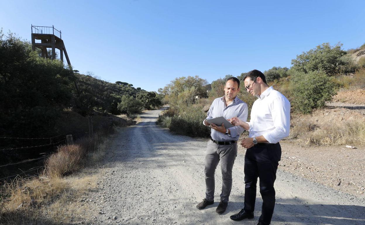 Directivos de Infinity Lithium durante una visita a la zona de Valdeflores en octubre de 2019.