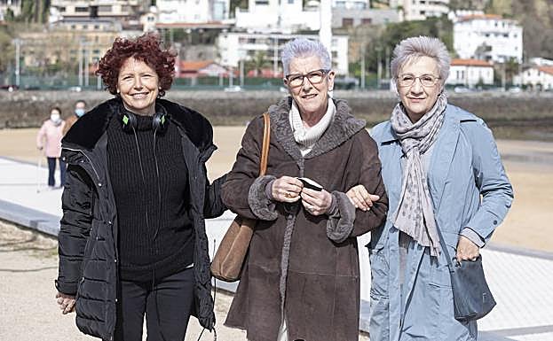 Icíar Bollaín junto a Maixabel Lasa y la actriz Blanca Portillo, que encarna a la viuda de Juan Mari Jáuregui en 'Maixabel'. 