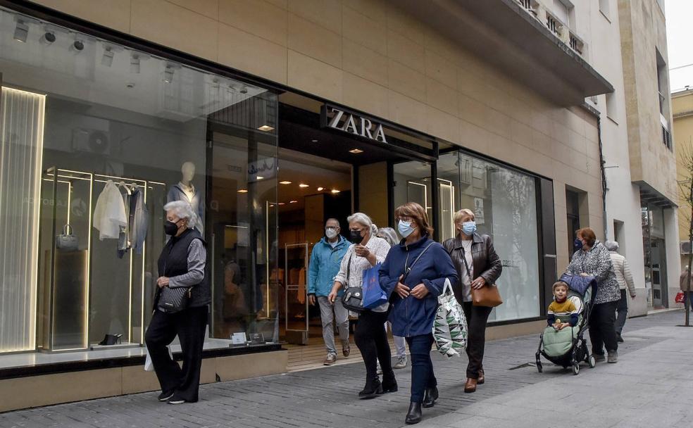 La calle Menacho ayer, a la altura de la tienda de Zara.