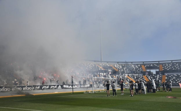 La afición despidió al equipo hasta el partido del domingo con bengalas y cánticos. 