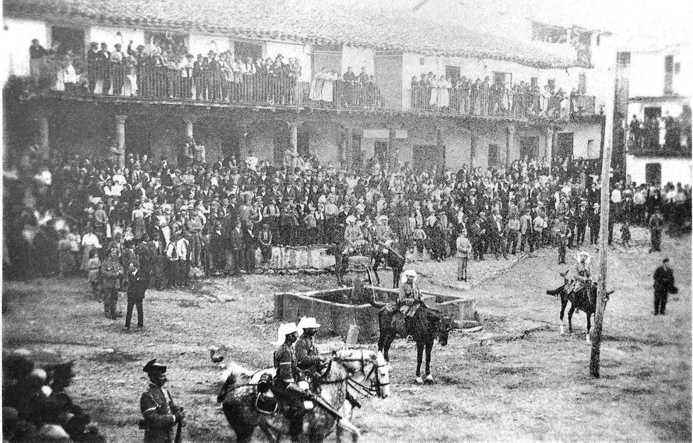 Fotos: Desde la Moto de Papel | El rey que posó desnudo en Extremadura