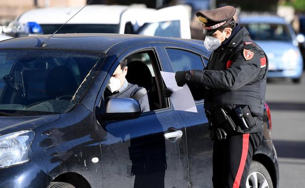 Un carabinieri controla el acceso de un conductor a Roma.