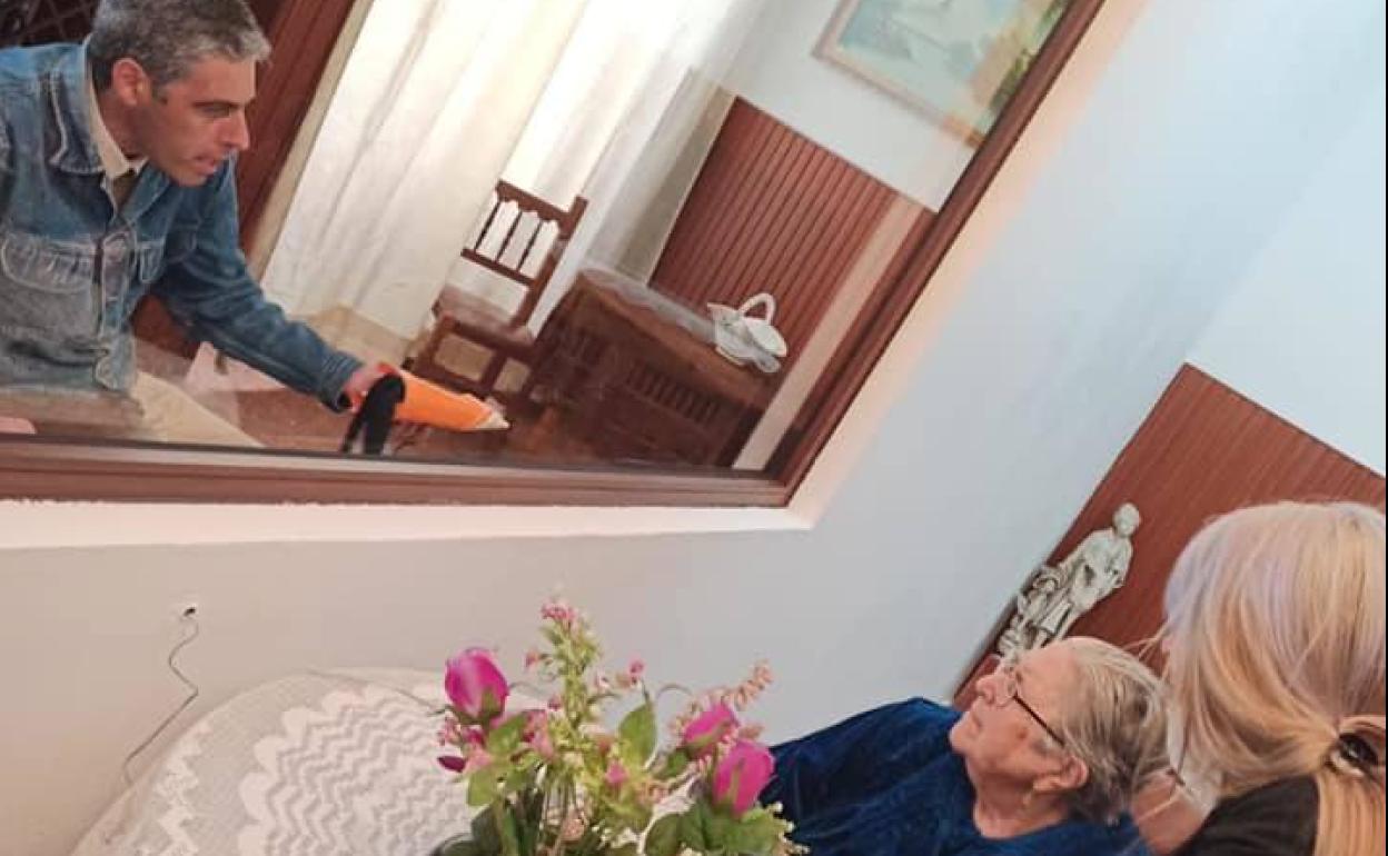 Visita a una residente del Hogar de Mayores