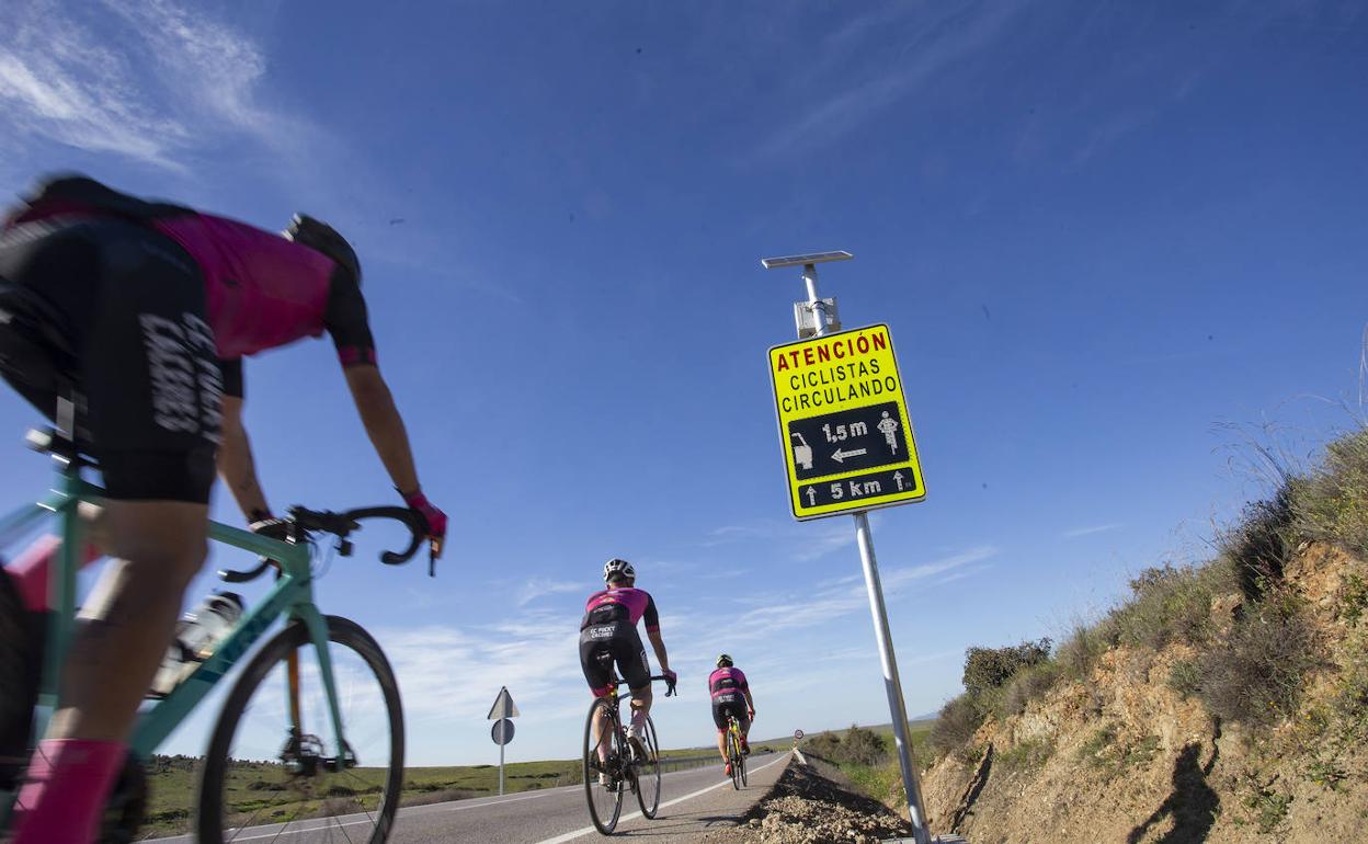 Un grupo de ciclistas del club cacereño Fucky circula por la CC-38 a la altura de la señal que alerta de la presencia de bicicletas. .