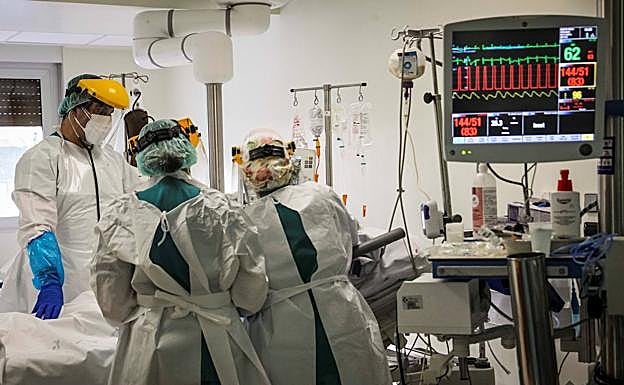 El número de hospitalizados sigue bajando en una jornada con 97 positivos más