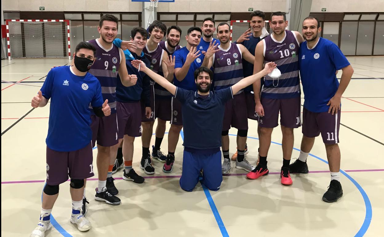 Integrantes del equipo sénior del Dehesa del Conde Maristas en el pabellón colegial. 