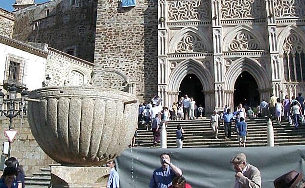 Monasterio de Guadalupe, en la comarca de las Villuercas, patrimonio y naturaleza. 