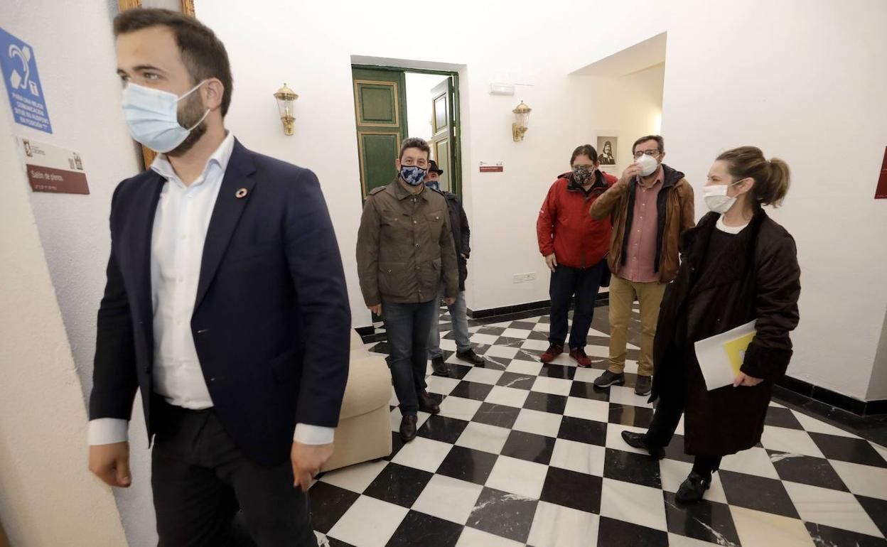 Luis Salaya, en una imagen de archivo con hosteleros de la ciudad. 