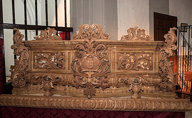 Pieza frontal ya tallada del paso del Cristo de la Hermandad del Resucitado. 