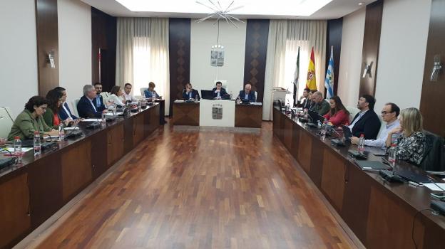 El Pleno aprueba contratar a un intérprete de lengua de signos para las sesiones