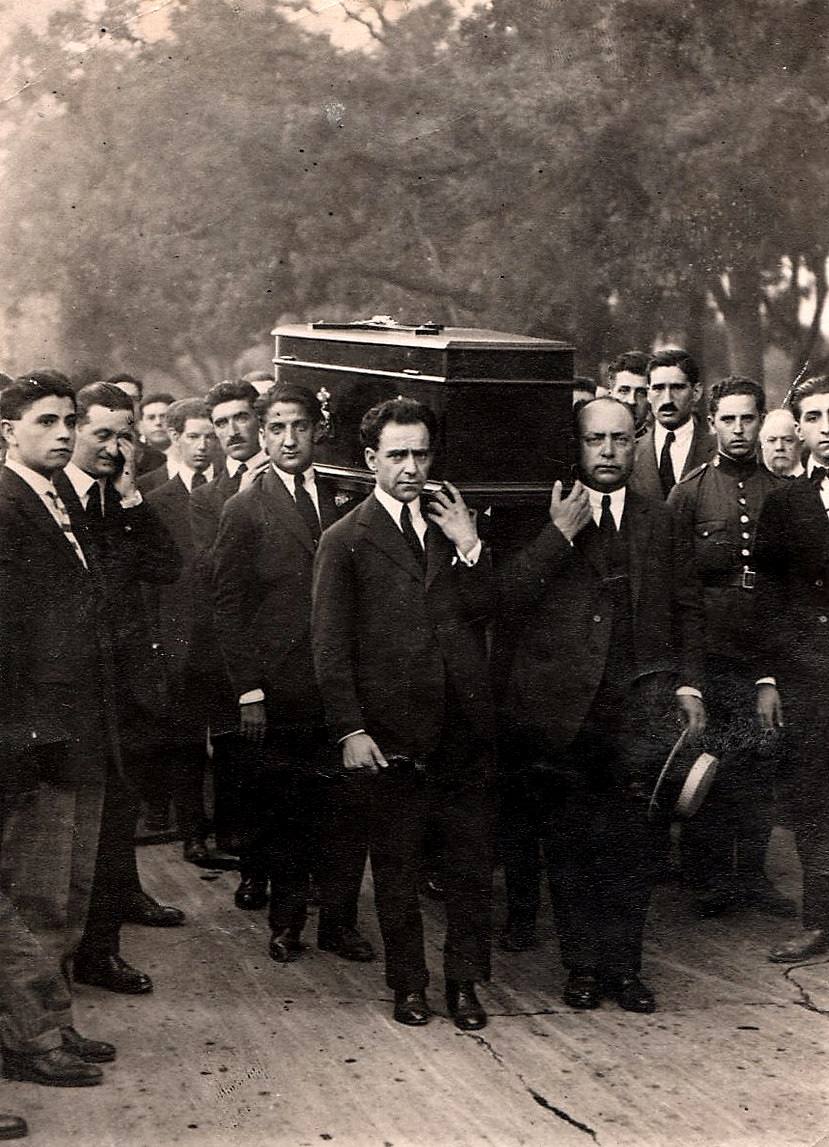 Año 1923. Campúa hijo llevando el ataúd de su maestro Joaquín Sorolla.