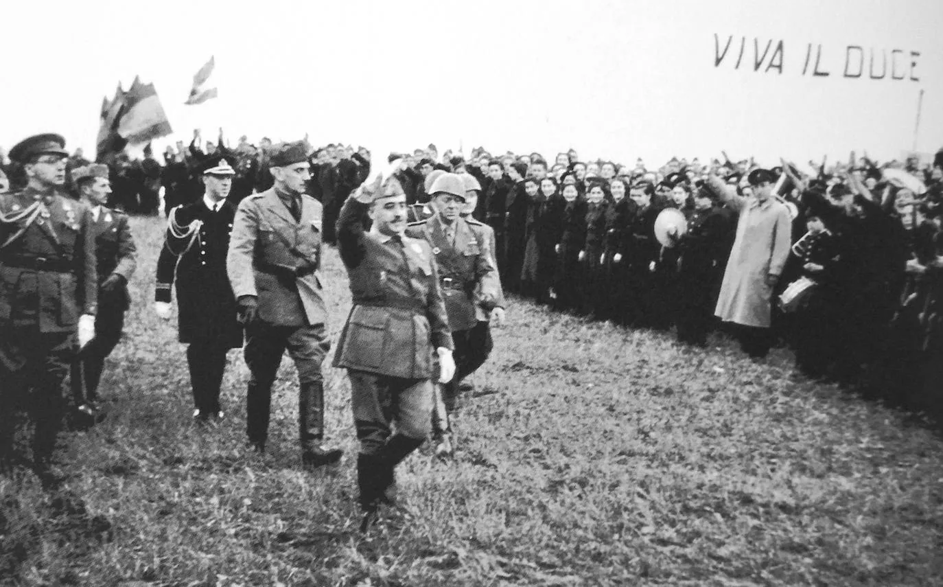 Franco saludando a los Flechas Negras de Italia. Mérida, 20 de octubre de 1937. 