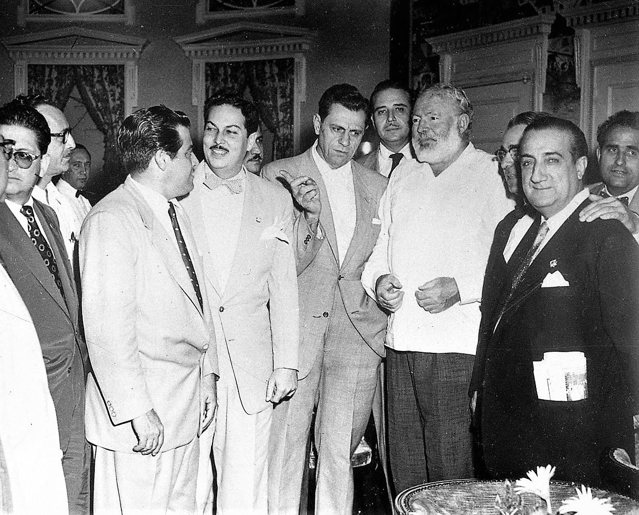 Con Hemingway en Cuba en 1954, es el de la derecha.
