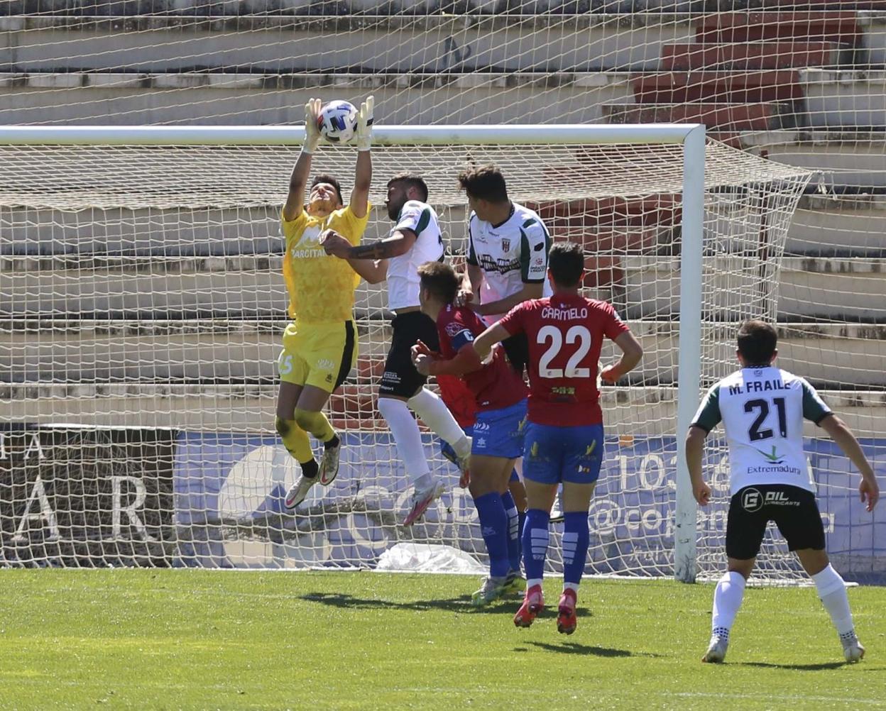 Balón aéreo en el partido del domingo ante el Villarrobledo. 