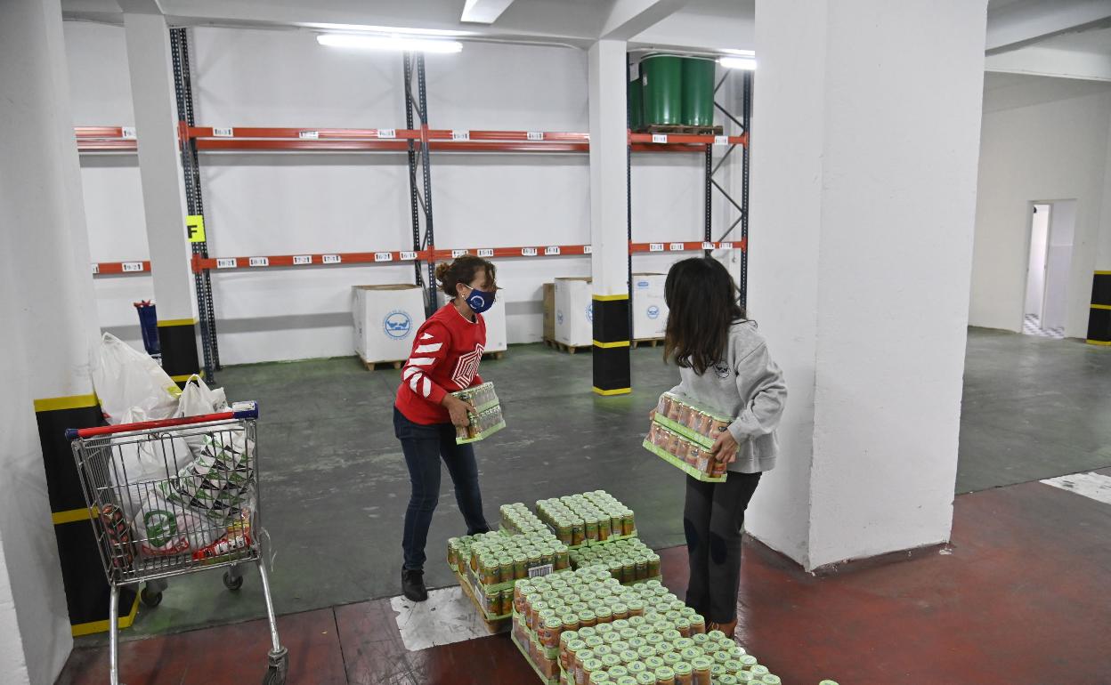 Voluntarias cargando productos en el Banco de Alimentos pacense. 