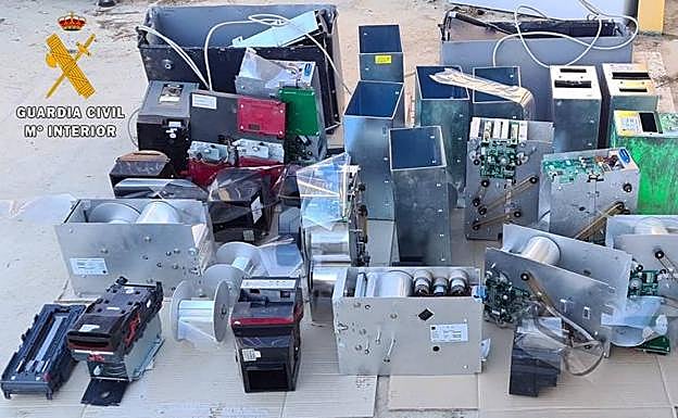 Material robado intervenido por la Guardia Civil. En vídeo, el robo con intimidación cometido en un restaurante de la estación de servicio de Villafranca. 