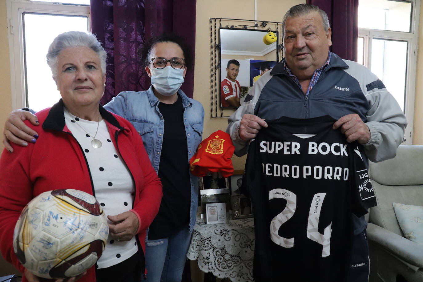 Sus abuelos y su madre con recuerdos y fotos.