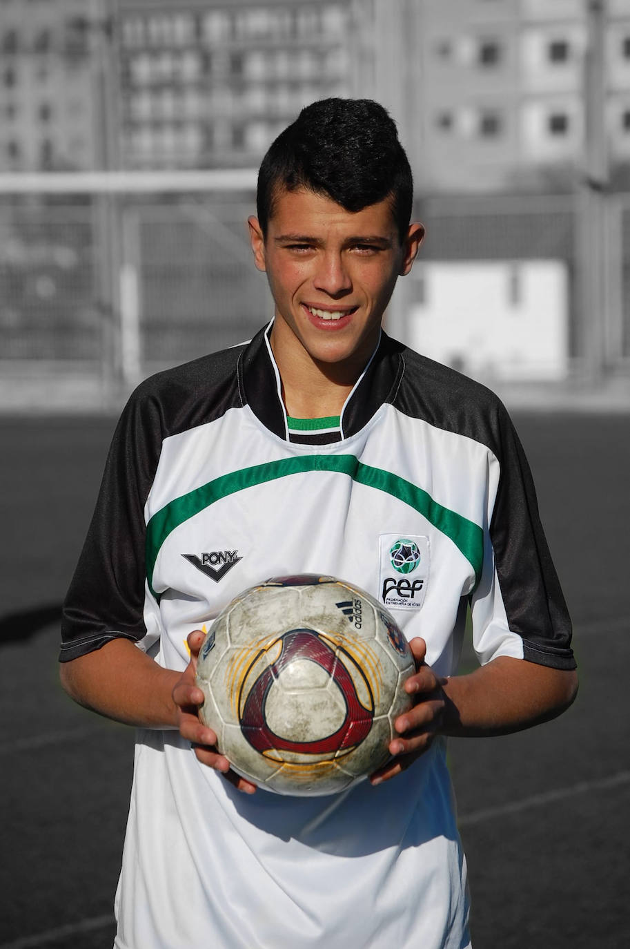 Pedro Porro, con el balón del hattrick con la selección extremeña.