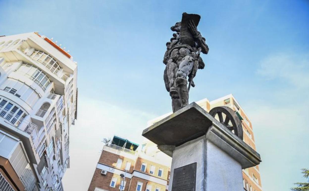 La zona de la peana que se desprendió bajo la estatua de Godoy. 