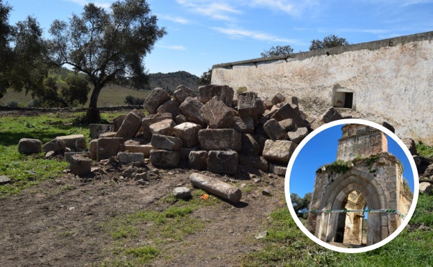 Sillares apiñados en la finca de Brovales correspondientes a los muros de la ermita destruida. | A la der. Lo que queda de la ermita con el precinto de la Guardia Civil.