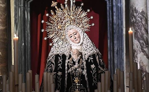 La Virgen de la Soledad está preparada sobre su paso, pero sin el palio, dentro de su ermita. 