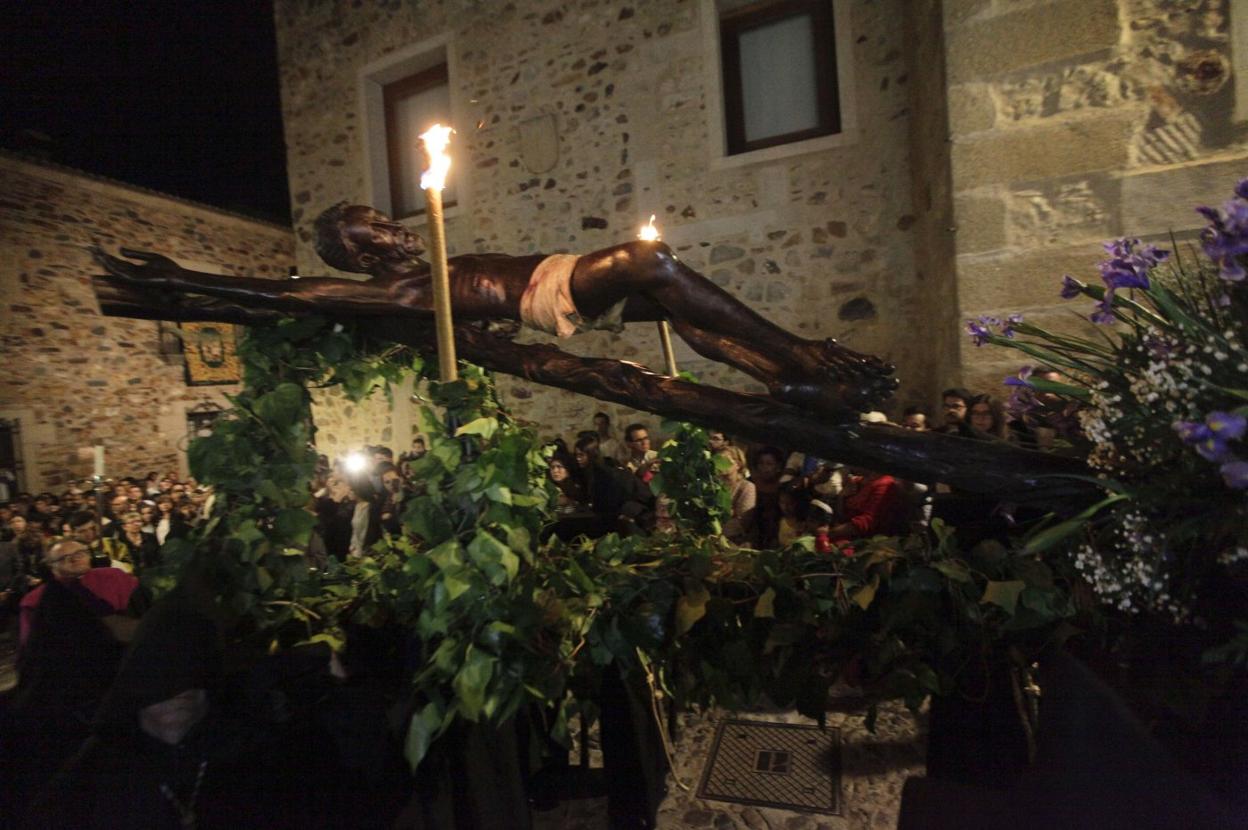 EL Cristo Negro, una de las imágenes más icónicas de la Semana Santa cacereña. 