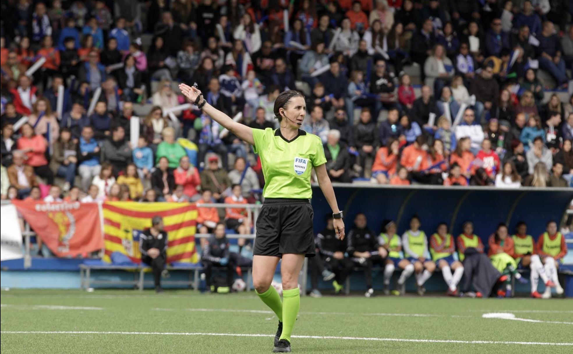 Marta Frías Acedo arbitrando un partido.